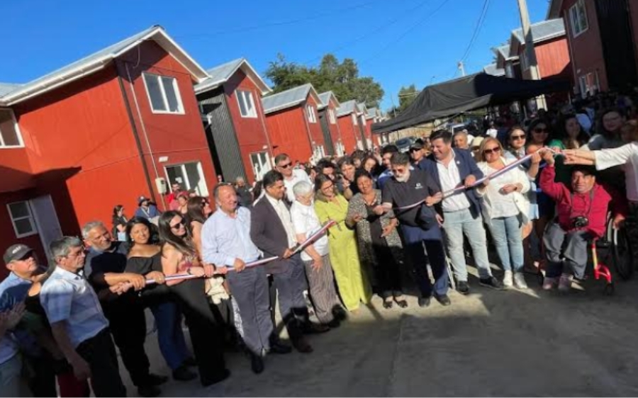 Aguas Décima comparte alegría tras inauguración de 80 viviendas de El Romance
